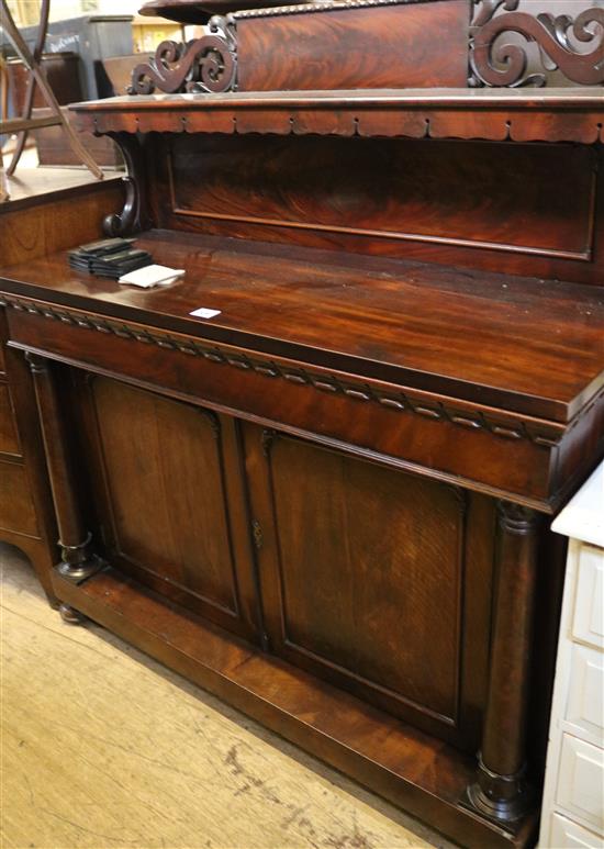 Mahogany chiffonier(-)